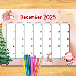 Könnte beinhalten: Ein Dezember 2025 Kalender mit festlichem Thema. Der Kalender zeigt ein Aquarelldesign mit Illustrationen von Weihnachtsbaum, Schneemann, Weihnachtsmann und Rentieren. Bunte Stifte befinden sich im Vordergrund.