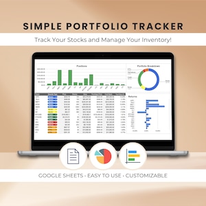 Könnte beinhalten: Ein Laptop-Bildschirm zeigt eine Google Sheets-Tabelle mit einem Portfolio-Tracker. Die Tabelle enthält ein Diagramm, das Aktienkurse zeigt, ein Kreisdiagramm, das die Portfolio-Aufschlüsselung zeigt, und ein Balkendiagramm, das die Renditen zeigt. Der Text "SIMPLE PORTFOLIO TRACKER" befindet sich oben auf dem Bildschirm. Der Text "GOOGLE SHEETS - EASY TO USE - CUSTOMIZABLE" befindet sich unten auf dem Bildschirm.