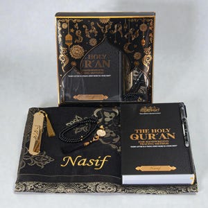 Personalisiertes Quran-Arbeitsbuch mit benutzerdefinierter Gebetsmatte, islamischem Geschenkset, Gebetsmatte & Perlen
