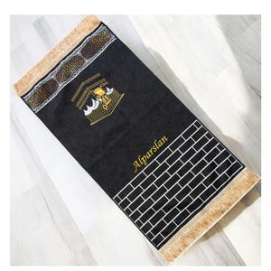 Personalisierter Luxus gestickter Kaaba gemusterter Gebetsteppich für Kinder mit Rosenkranz Islamisches Geschenk Eid Geschenk Ramadan Geschenk Geburtstagsgeschenk Schwarz