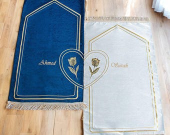 Personalisierte Paar Gebetsmatte Set 2 Rose Gemusterte Herzförmige Gebetsteppiche Geschenk Eid Islamische Geschenk Hochzeitsgeschenk Paar Set Geschenk Blau Weiß