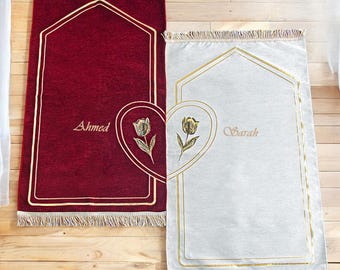 Personalisierte Paar Gebetsmatte Set 2 Rose Gemusterte Herzförmige Gebetsteppiche Geschenk Eid Islamische Geschenk Hochzeitsgeschenk Paar Set Geschenk Rot Weiß