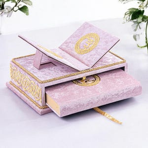 Personalisiertes Koran-Set mit Schreibtischständer Koranständer Islamisches Geschenkset Muslimisches Geschenk Islamisches Hochzeitsgeschenk Geburtstagsgeschenk Umrah Geschenk Samt Bezogen