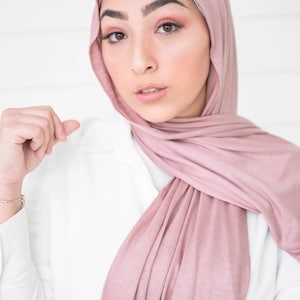 Podstawowy hidżab z dżerseju – przygaszony róż zdjęcie 1