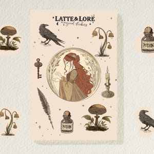 Może przedstawiać: Zestaw magicznych naklejek "Latte & Lore" z ilustracjami kruka, grzybów, klucza, pióra, butelki z miksturą i kobiety. Naklejki mają styl vintage, ręcznie rysowany, z beżowo-brązową paletą kolorów.