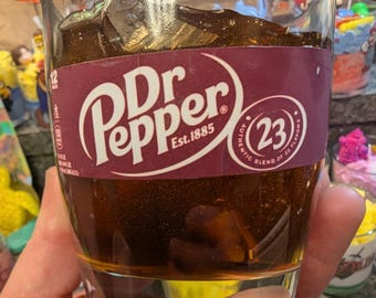 Candela profumata Dr Pepper in una tazza di vetro