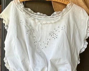 Cache-corset ancien avec broderie anglaise et bordure en dentelle réglable à la taille en blanc