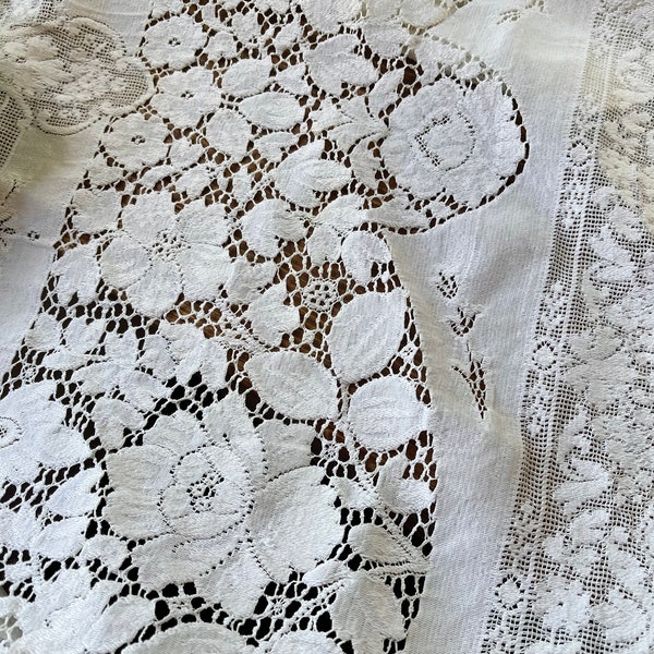Quaker Lace Oval Tablecloth White House Pattern No, 6280 in Cream Cotton