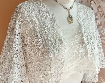 Vintage Guipure Lace Capelet with Flutter Sleeves in White Bridal Wrap/Bolero Size Small/Medium