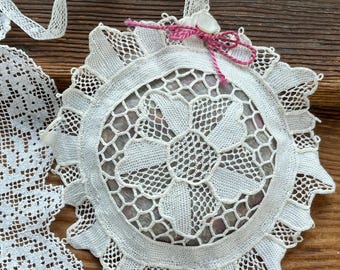 Spitzenkissen aus Vintage Nadelspitze und Seidenorganza mit natürlichem Lavendel und Rosenblättern