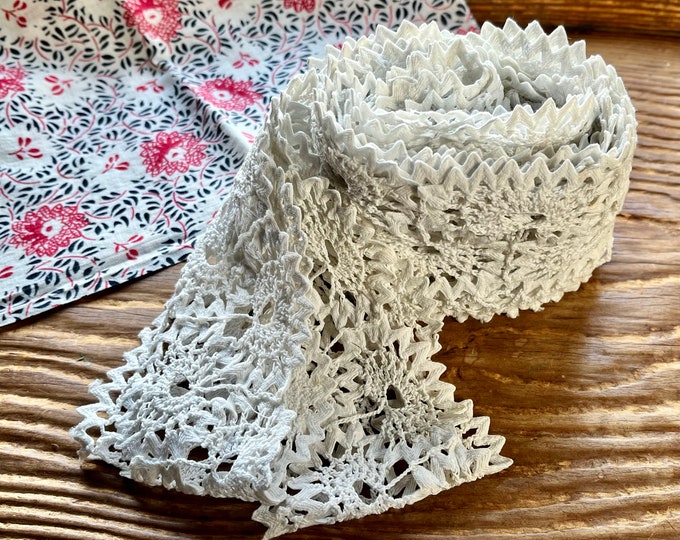 Vintage Ric Rac Crochet Lace Trim in White Cotton 130