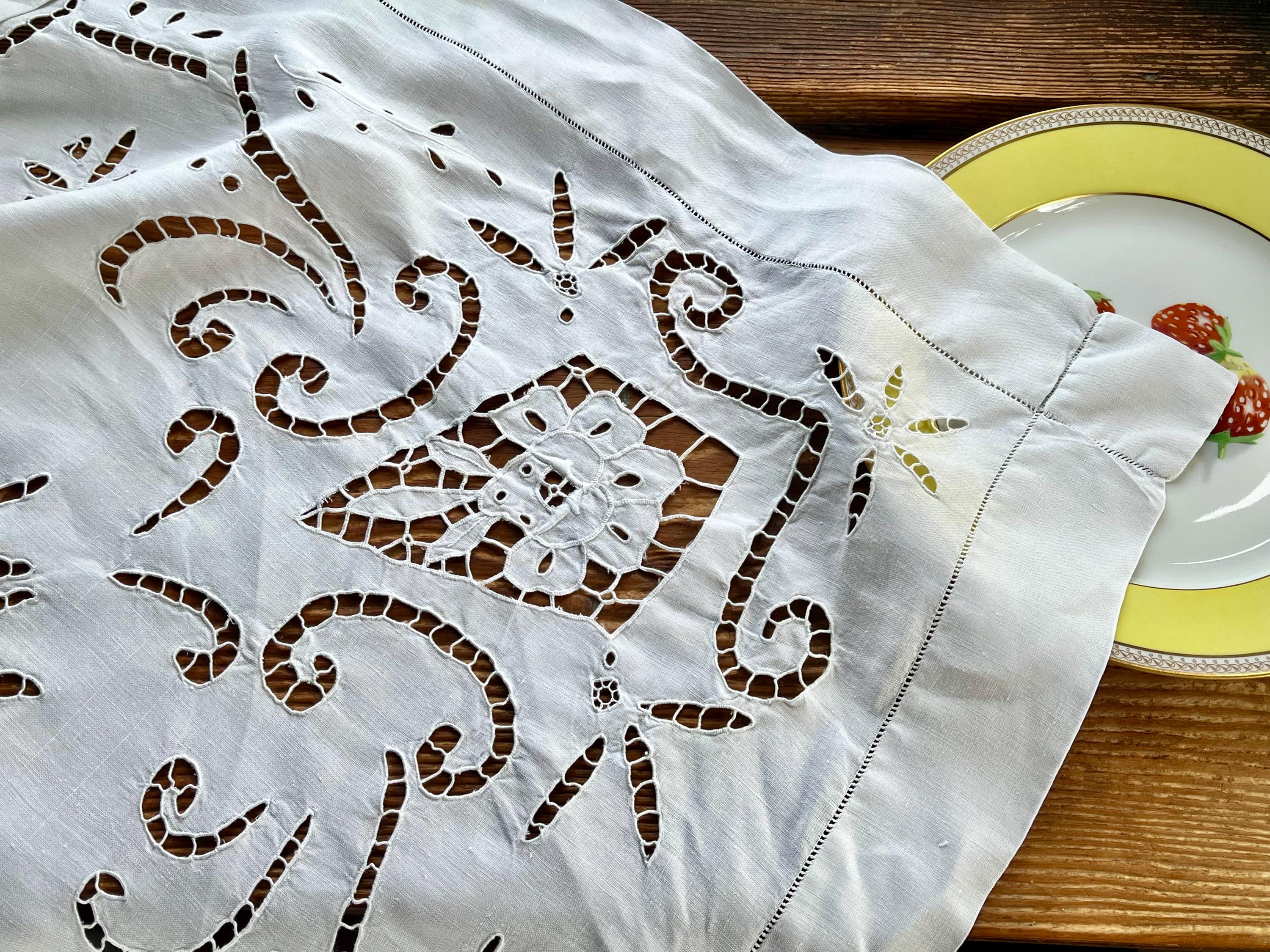 Nappe brodée ancienne - Canada