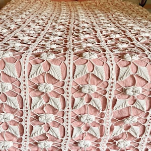 Couvre-lit ancien en coton au crochet irlandais avec rosaces et pompons