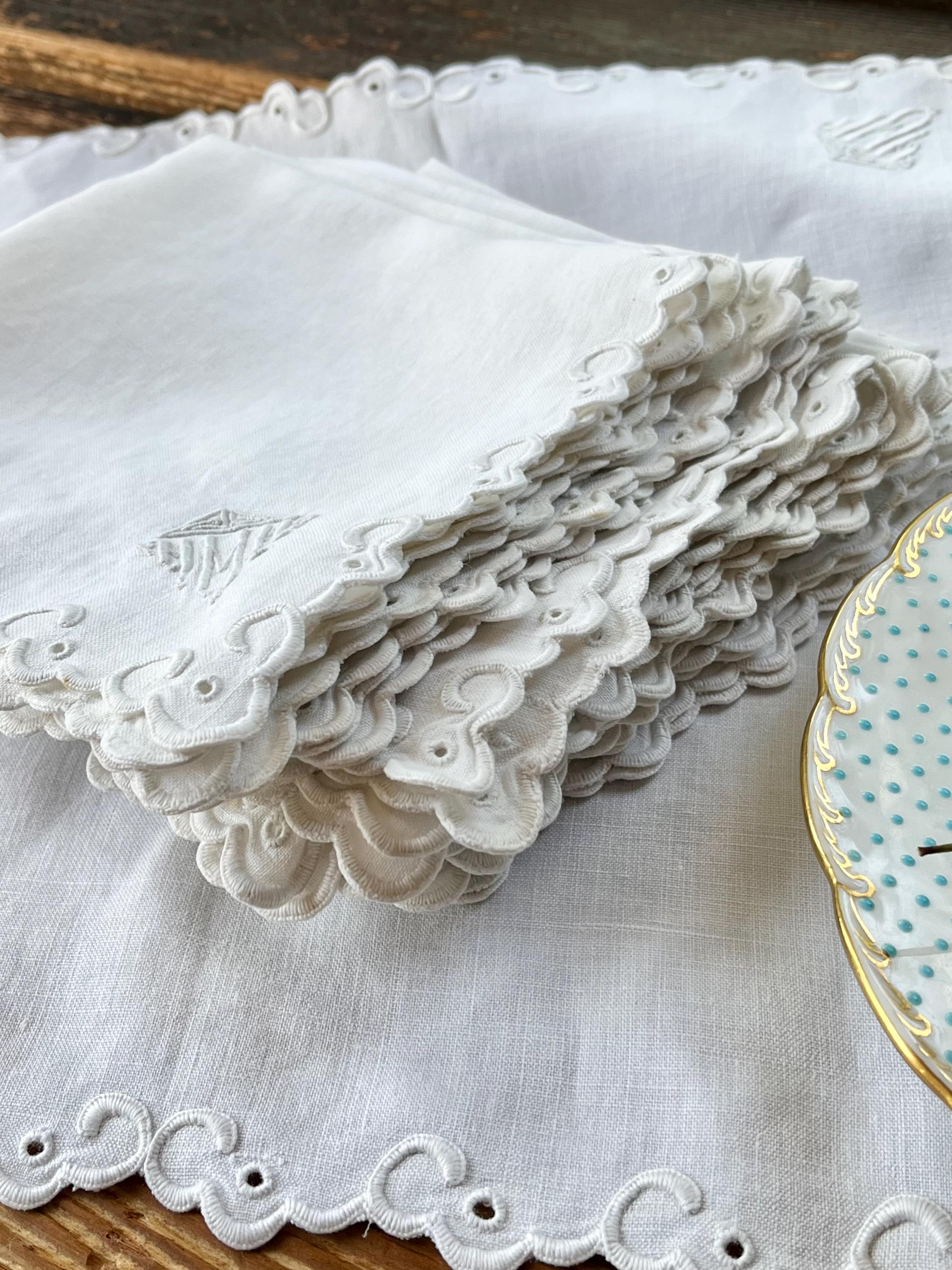 アイレット刺繍とデコモノグラムが施されたヴィンテージリネンナプキン 