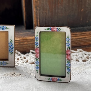 Mała ramka na zdjęcia z giloszem i emalią, z różami, oryginalne szkło