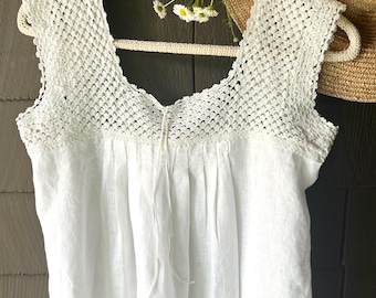 Handgjord nattlinne/klänning i återanvänt vintagevirkat ok med nytt linne
