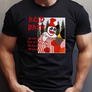 Op de afbeelding: Zwart T-shirt met een afbeelding van een clown met rood-witte strepen, een rode hoed en de woorden "Acid Bath" in het rood. Het shirt heeft ook de tekst "When the Kite String Pops" en "I'm Pope".