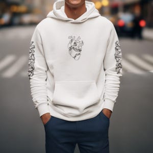 Hoodie mit Namen tätowiert. Sie können Ihren eigenen Namen oder sogar Ihren Freund wählen und schreiben. Schön, Bequem für alle, die Tattoo's lieben.