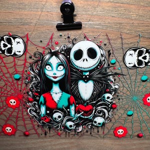 Puede incluir: Ilustraci&oacute;n con tem&aacute;tica de Halloween con Jack Skellington y Sally de Pesadilla antes de Navidad. La obra de arte incluye calaveras, telara&ntilde;as y un coraz&oacute;n. La paleta de colores incluye rojo, negro, blanco y verde azulado.