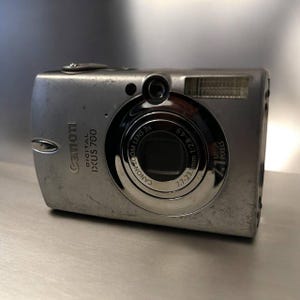 Appareil photo numérique Canon IXUS 700 | Batterie, carte mémoire et câble de charge inclus | Compacte de 7,1 mégapixels