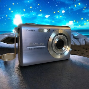 Casio Exilim Z75 Azul / Batería y tarjeta de memoria incluidas / Funciona perfectamente / Estilo vintage con zoom especial