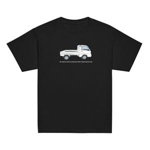 Puede incluir: Camiseta negra con una ilustración blanca de una camioneta pequeña. El texto "My dad's car is cooler than your dad's car" está impreso debajo de la camioneta.