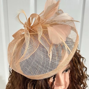 Tocado de sinamay dorado con plumas - Hatinator On An Aliceband, diadema para bodas, bailes de graduación, carreras y damas de honor