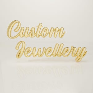 Puede incluir: Texto dorado tridimensional que dice "Custom Jewellery" en una escritura fluida. Las letras son brillantes y reflejan la luz, creando una sensación de lujo. El texto está sobre un fondo neutro, blanquecino.