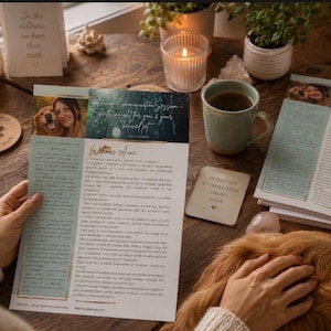 Könnte beinhalten: Ein gedrucktes Dokument mit dem Titel Animal Communication Session, das ein Foto einer Person und eines Golden Retrievers zeigt. Der Text enthält Abschnitte über Verbindung und Einblick, mit einer hellblauen Seitenleiste und einem dunkelgrünen Kopfbereich.