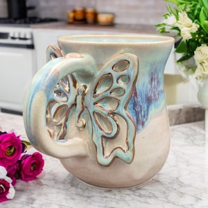 Mug papillon irlandais fait main, anse en pierre de lune, lustre or 24 carats