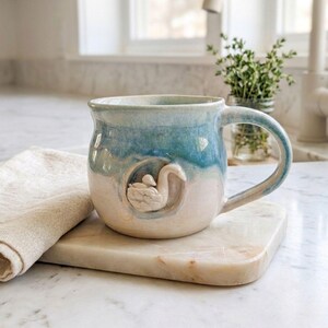Tazza artigianale in ceramica irlandese a forma di cigno, blu petrolio, con gocce di colore blu, ideale come regalo per mamma e cucciolo di cigno, tazza da tè da 240 ml.