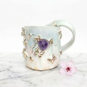 Taza de cerámica con mariposa de cristal de amatista y oro de 24 quilates - Cerámica irlandesa artesanal - Taza de café turquesa - Regalo con estética cottagecore para ella