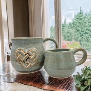 Sage Green Keramikbecher und Krug Geschenkset, irisches handgefertigtes grünes Keramik Geschenkset, ideales Muttertagsgrünbecherset, weichgrünes handgemachtes Geschenkset