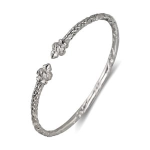 Peut inclure: Un bracelet jonc en argent avec un motif texturé et deux extrémités décoratives.