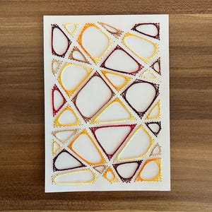 Tarjeta con bordado de creación geométrica
