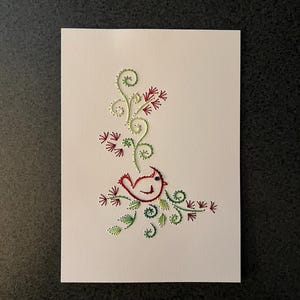 Karte mit gesticktem Vogelmotiv in einem blühenden Baum