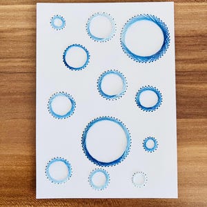 Karte mit aufgesticktem Blasenmuster