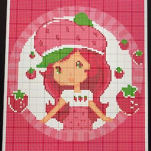 Puede incluir: Un patrón de punto de cruz con un personaje de fresa de dibujos animados con cabello rojo, un sombrero verde y un vestido rosa. El personaje está rodeado de fresas.