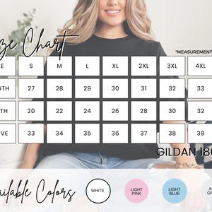 Puede incluir: Tabla de tallas para una camiseta con medidas en pulgadas. La tabla muestra la longitud, el ancho y la longitud de la manga para las tallas S a 5XL. Los colores disponibles son blanco, rosa claro, azul claro y gris ceniza. El texto "GILDAN 18000" tambi&eacute;n es visible.