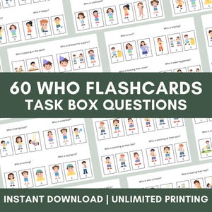 Op de afbeelding: Flashcards met illustraties van kinderen in verschillende situaties. De kaarten bevatten vragen als "Wie is er blij?" en "Wie is verward?" De tekst "60 WHO FLASHCARDS TASK BOX QUESTIONS" is prominent weergegeven.
