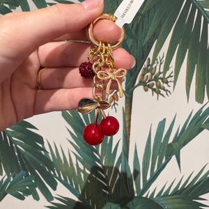 Porte-monnaie cerise rouge et rose avec noeud et boule de cristal scintillante | Accessoire de sac kawaii | Charm porte-clés mignon | Esthétique cerise pailletée