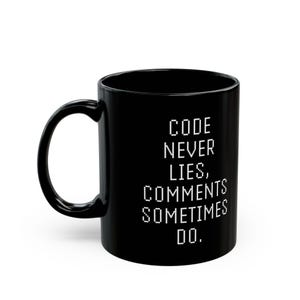 Könnte beinhalten: Schwarze Kaffeetasse mit weißem Text, der "CODE NEVER LIES, COMMENTS SOMETIMES DO." lautet.