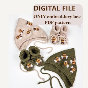 Könnte beinhalten: Eine digitale Datei mit einem PDF-Muster zum Sticken. Das Bild zeigt zwei gestrickte Babyhüte und zwei Paar Babyschuhe, alle mit gestickten Bienenmotiven verziert. Die Hüte und Schuhe sind in Beige und Olivgrün gehalten.