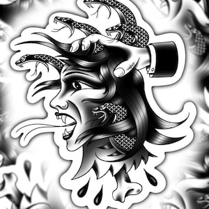 Pode incluir: Adesivo a preto e branco com uma figura semelhante a Medusa com cobras no cabelo. Uma mão com uma manga preta segura as cobras. A figura tem a boca aberta e uma língua comprida. O design é em estilo de tatuagem.