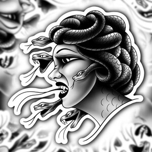 Pode incluir: Adesivo a preto e branco com uma ilustração estilizada de Medusa, com cobras como cabelo e cobras a sair da sua boca. O adesivo tem uma borda branca e é rodeado por outros adesivos semelhantes.