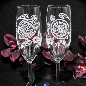 2 Sea Turtle Champagne Flutes Personalized Toasting Glasses, for Beach Wedding, Diving Destination Wedding