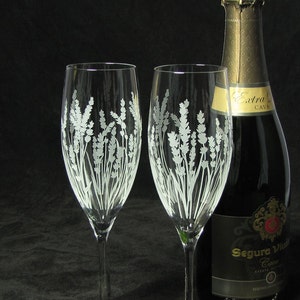 2 Personalized Wedding Champagne Flutes with Lavender, Wedding Gift for Couple, Spring, Summer Wedding