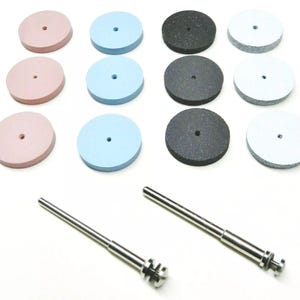 Puede incluir: Un juego de 12 discos de lija en colores rosa, azul y gris, con un agujero en el centro de cada disco. Se incluyen dos mandriles metálicos.