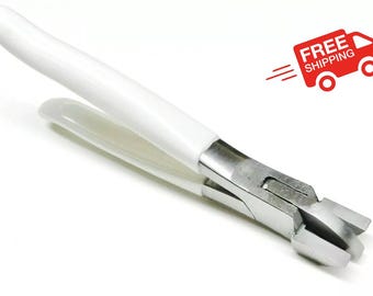 Könnte beinhalten: Zange mit weißem Griff und silberner Metallzange. Die Zange ist zum Biegen und Formen von Metall gedacht.