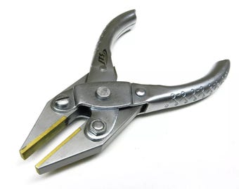 May include: Silver-toned pliers with a gold-coloured tip and a textured handle. The pliers have the word "JIS" engraved on the side.